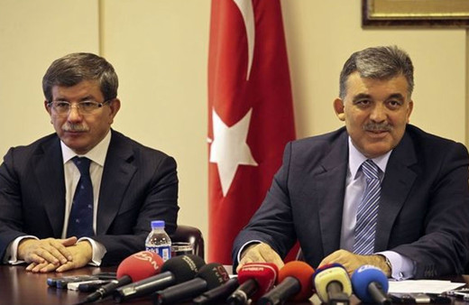 Gül ve Davutoğlu'ndan aynı saatte kayyum tweeti