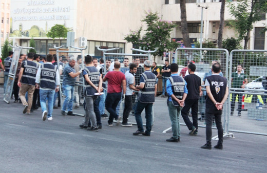 Diyarbakır Büyükşehir Belediyesinde polis hareketliliği