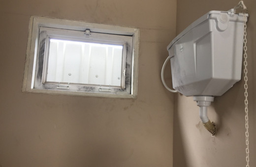 30 santimetreden girip dükkanı soydu iş yeri sahibinin elbiseleri de giyip...