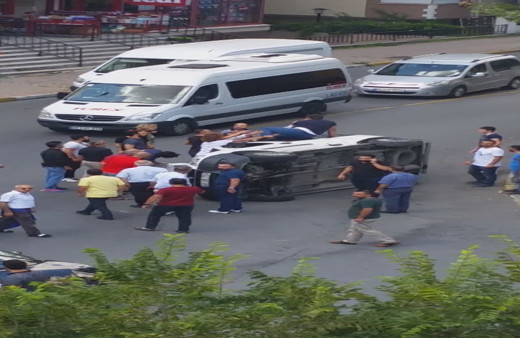 İstanbul Güngören'de araç yan yattı çevredeki vatandaş yardıma koştu