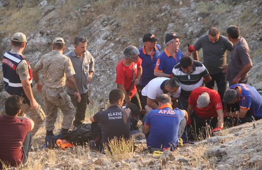 Elazığ'da mağarada mahsur kalan TV ekibine ulaşıldı