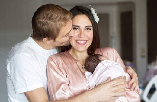 Caner Erkin ile evli olan Şükran Ovalı ilk kez kızının fotoğrafını paylaştı