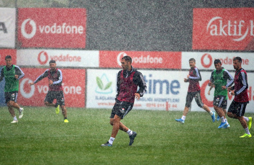 Beşiktaş mağlubiyetinin ardından çalışmalarına yağmur altında da devam etti