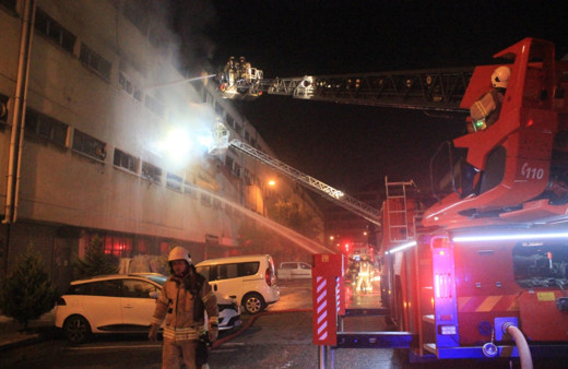 Küçükçekmece’de kozmetik ürün deposunda yangın çıktı