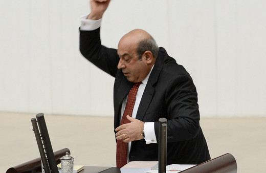 Hasip Kaplan'dan orta parmak işareti! Levent Gültekin ile tartışırken yaptı