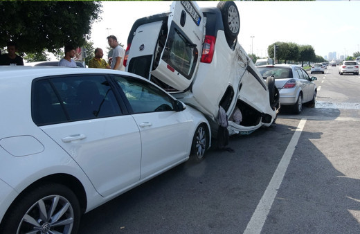 Pendik’te takla atan araç karşı şeritteki aracın üstüne düştü
