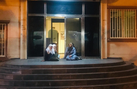 Dağa kaçırıldığını iddia ettiği oğlu için HDP önünde oturma eylemine başladı