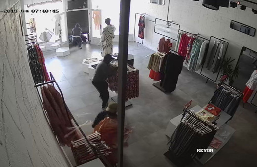 İstanbul'da hırsızlar giyim mağazasını yağmaladılar