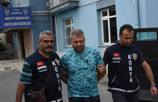 Uzaklaştırma kararı olan koca karısını öldürdü, polise teslim oldu