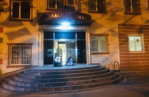 Dağa kaçırıldığını iddia ettiği oğlu için HDP önünde oturma eylemine başladı