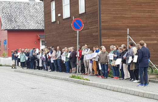 Norveç’te Hristiyanlar cuma namazı sırasında camiye kalkan oldu