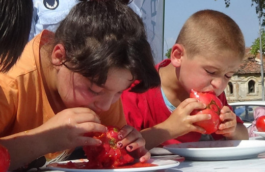 Domates Festivali'nde domatesi en hızlı yiyebilmek için yarıştılar