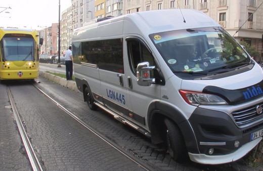 Fındıkzade'de minibüs tramvay yoluna girdi Seferler durdu
