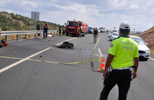 Motosiklet bariyerlere çarptı, sürücü hayatını kaybetti