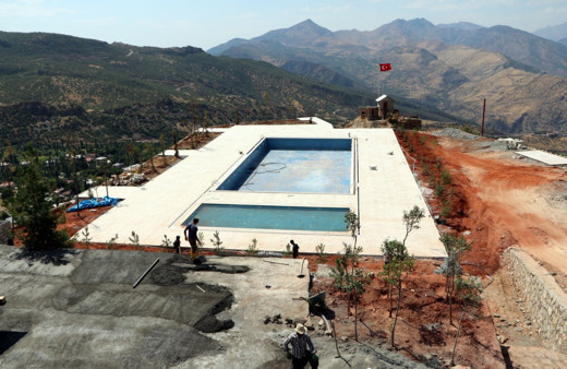 Çukurca'daki üs bölgesi sosyal yaşam alanlarına dönüşüyor havuz ve manzarası şahane!