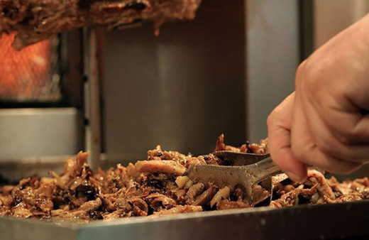 Ünlü döner zincirlerini ifşa eden deney! Dönerini kedi bile yemedi