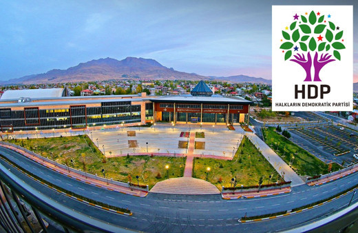 Van Büyükşehir Belediyesi'nde kayyumdan sonra 8 HDP'li meclis üyesi görevden alındı