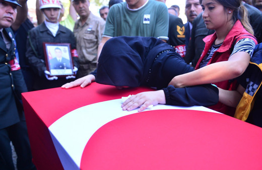 İki ilde şehit cenazeleri vardı şehit eşini asker selamıyla uğurladı