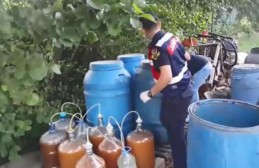 Evde ürettiği 760 litre sahte içkiyle yakalandı