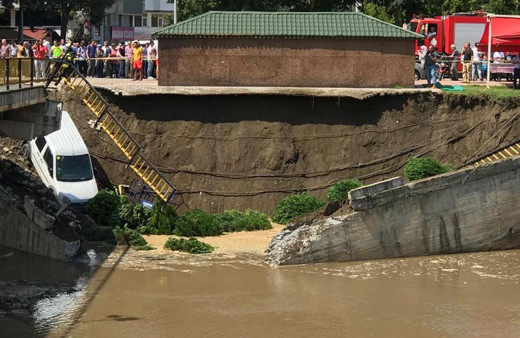 Samsun Terme'de yol çöktü araç içine düştü korkutan görüntü
