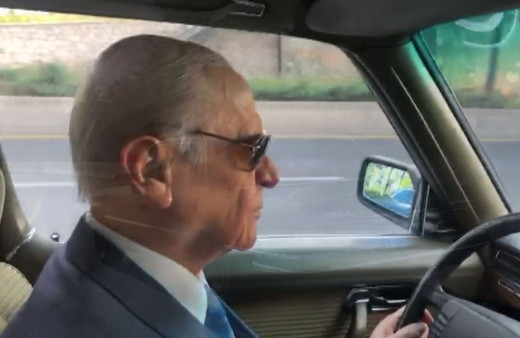 Bahçeli klasik otomobiliyle Ankara sokaklarında