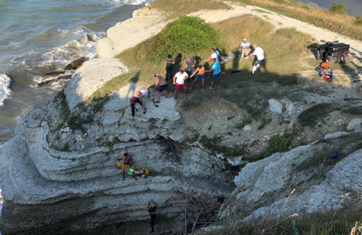 Düzce'de denize atlarken kayalıkların arasına düşen tatilci öldü