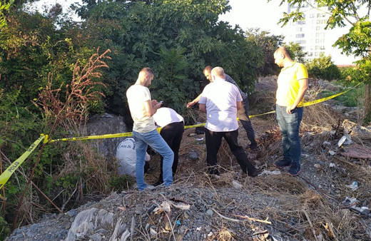 İstanbul Zeytinburnu’nda kötü koku gelen ağaçlık alandan ceset çıktı