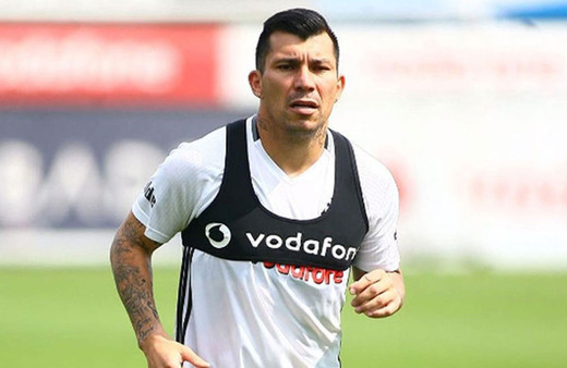 İtalya'nın Bologna takımına transfer olan Gary Medel arkadaşlarıyla vedalaştı