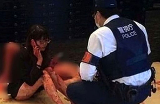 Japonya bir kız erkek arkadaşını bıçaklayıp yanında sigara içti