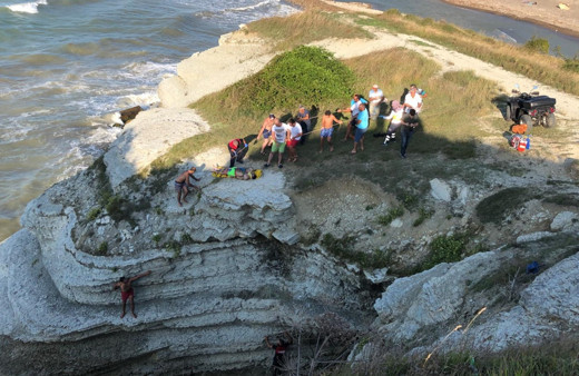 Düzce'de denize atlarken kayalıkların arasına düştü