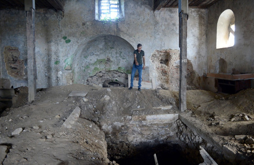 Sarıyer'deki tarihi kiliseyi defineciler talan etti!