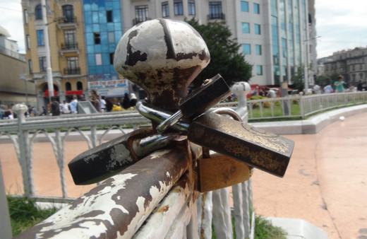 Taksim Meydanı'na yeni adet! Cumhuriyet Anıtı'na kilit vurdular dilek tuttular