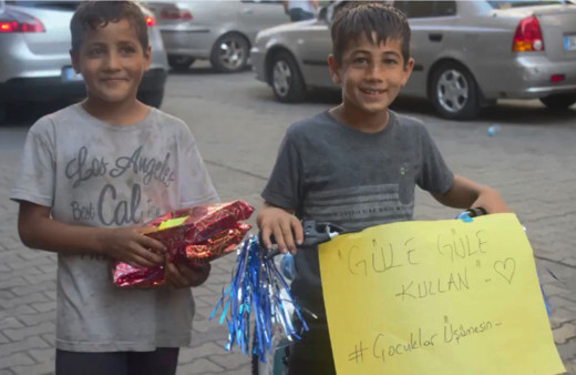 Kağıt toplayan kardeşlerin hayalindeki bisiklet konteynerden çıktı