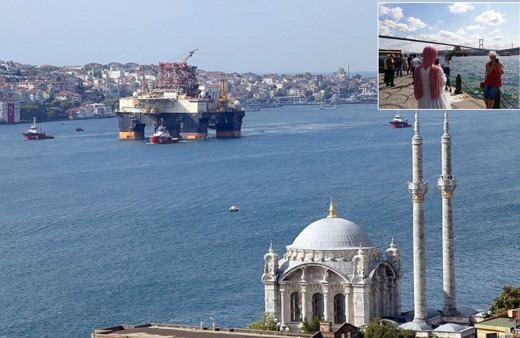 İstanbul boğazından dev petrol arama platformu böyle geçti Herkes telefona sarıldı