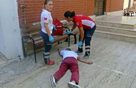 Antalya'da şahıs kolonya içip cami avlusunda sızdı uyandırmak ne mümkün