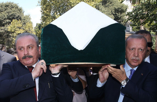 Ünlü yazar Şule Yüksel Şenler'e veda! Erdoğan bırakmak istemedi cenaze arabasıyla gitti