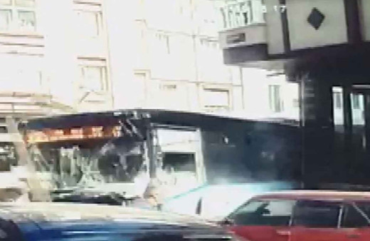 Gaziosmanpaşa'da halk otobüsünün kaza anı kamerada
