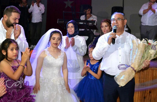 Adana'da down sendromlu Neslihan'ın gelinlik giyme hayali gerçek oldu