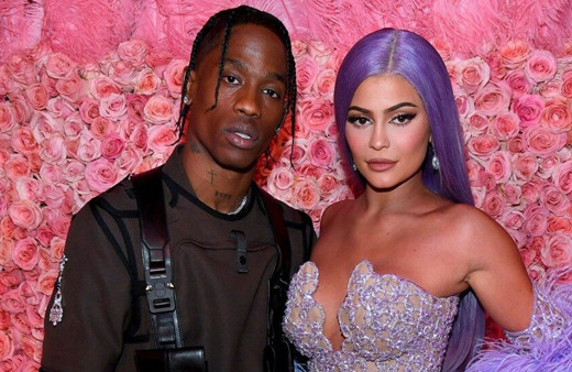 Travis Scott'ın kırmızı halıda Kylie Jenner'a yaptığı hareket olay oldu