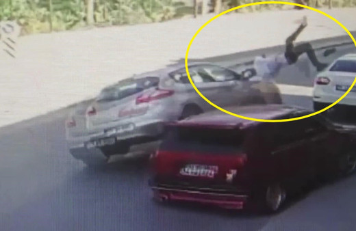 İstanbul Eyüpsultan'da aracına binmeye çalışan kişiye otomobil çarptı