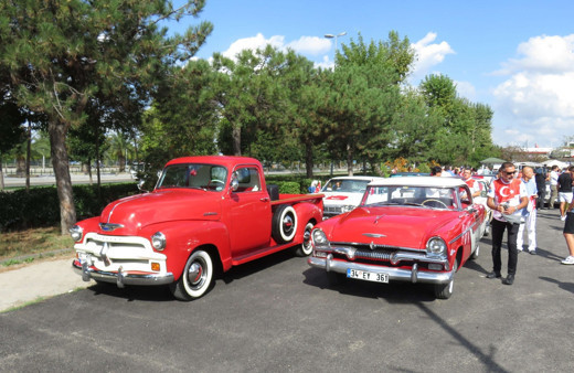 İstanbul'da klasik otomobil tutkunları 30 Ağustos için yollarda