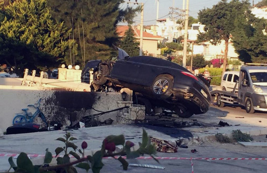 İzmir Çeşme'deki kazada lüks aracın ibresi 220'de kilitli kaldı