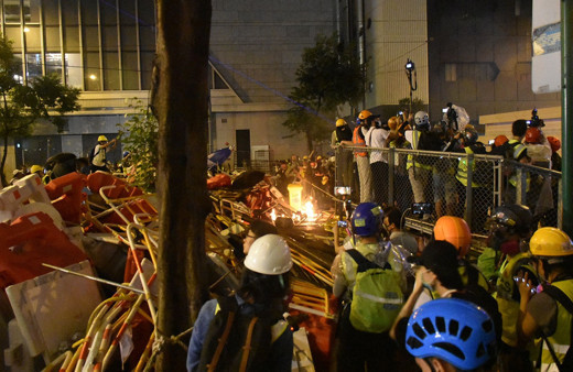 Hong Kong polisinden göstericilere müdahale