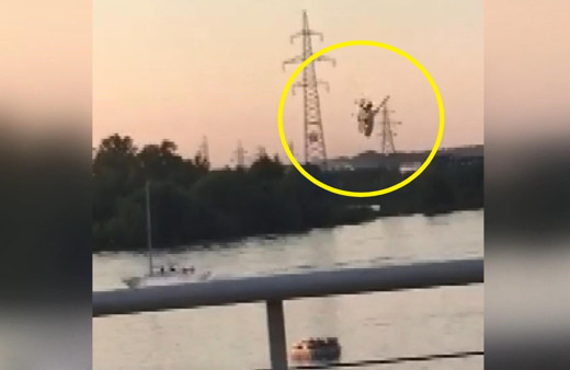 Rusya’da elektrik hattına takılan helikopter nehre düştü