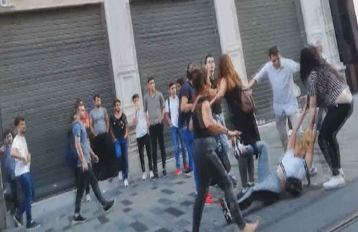 İstiklal Caddesi'nde kadınların kavgası kameralara böyle yansıdı