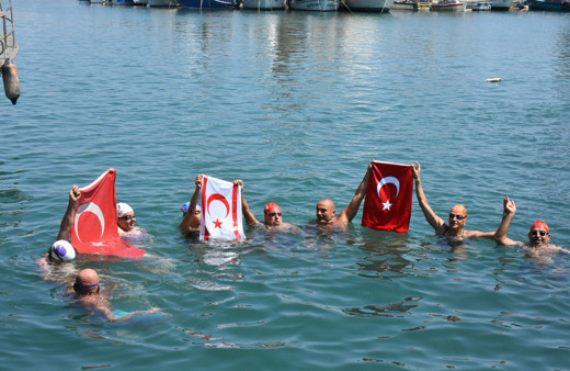 Mersin’den Kıbrıs’a yüzerek geldiler