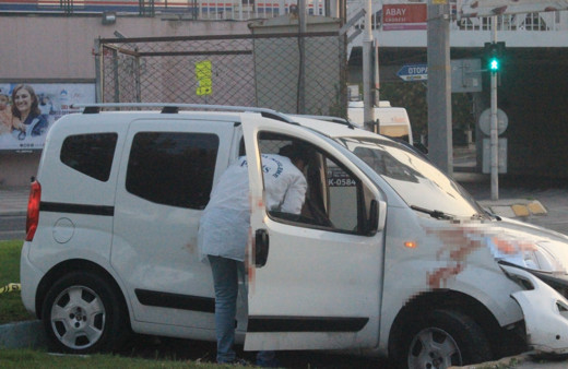 Camlarında kurşun delikleri bulunan araç kaza yaptı: 2 yaralı