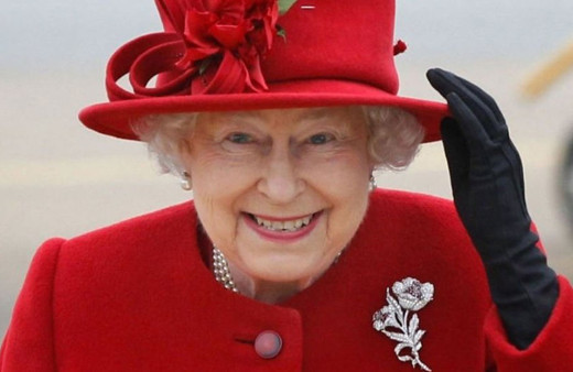 İngiltere Kraliçesi Elizabeth'in her broşunun ayrı bir anlamı var! İşte o broşlar