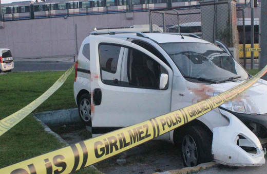Zeytinburnu'nda camlarında kurşun delikleri bulunan araç kaza yaptı: 2 yaralı