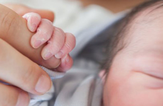 Annesinin beyin ölümünden 3,5 ay sonra doğdu